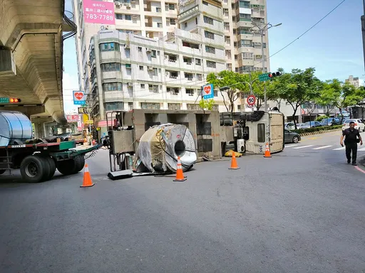 驚險瞬間!曳引車轉彎拋飛20噸鋼捲側翻 闖禍老司機竟是「越級」駕駛