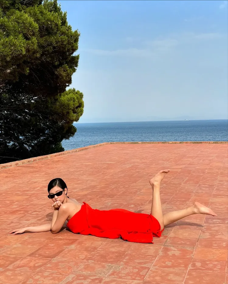 Jennie裹上紅色浴巾在義大利卡布里拍攝性感照。翻攝品牌IG