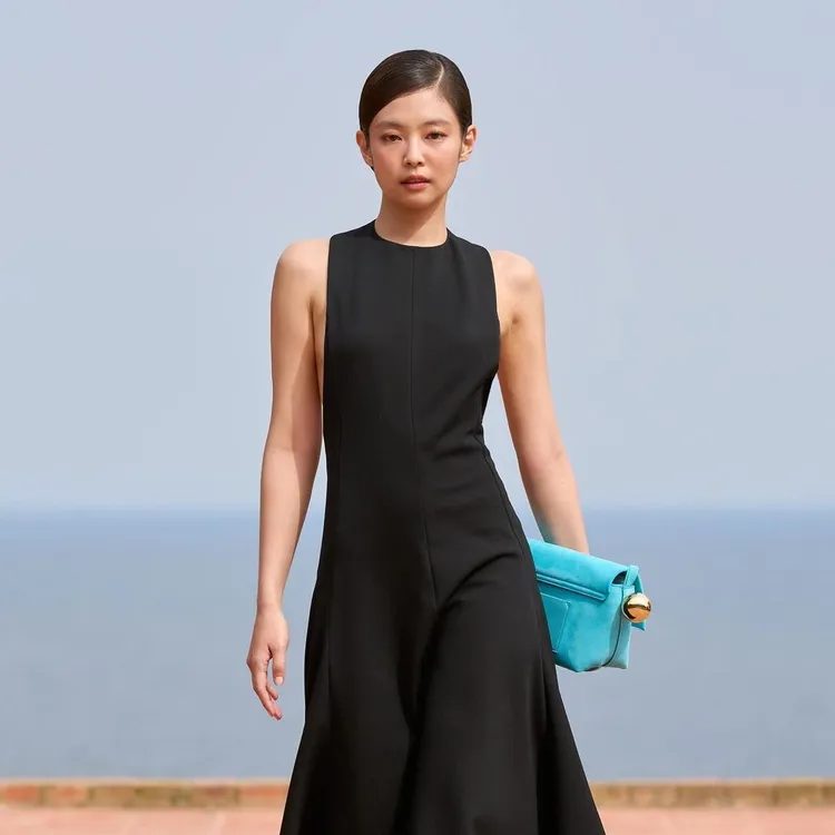 Jennie為JACQUEMUS走秀。翻攝jeniesty IG