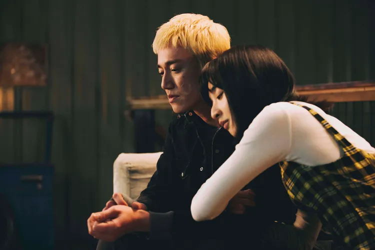 《塑膠花》吳慷仁（左）、李沐演繹邊緣人的處境。Hami Video、抓馬文化提供