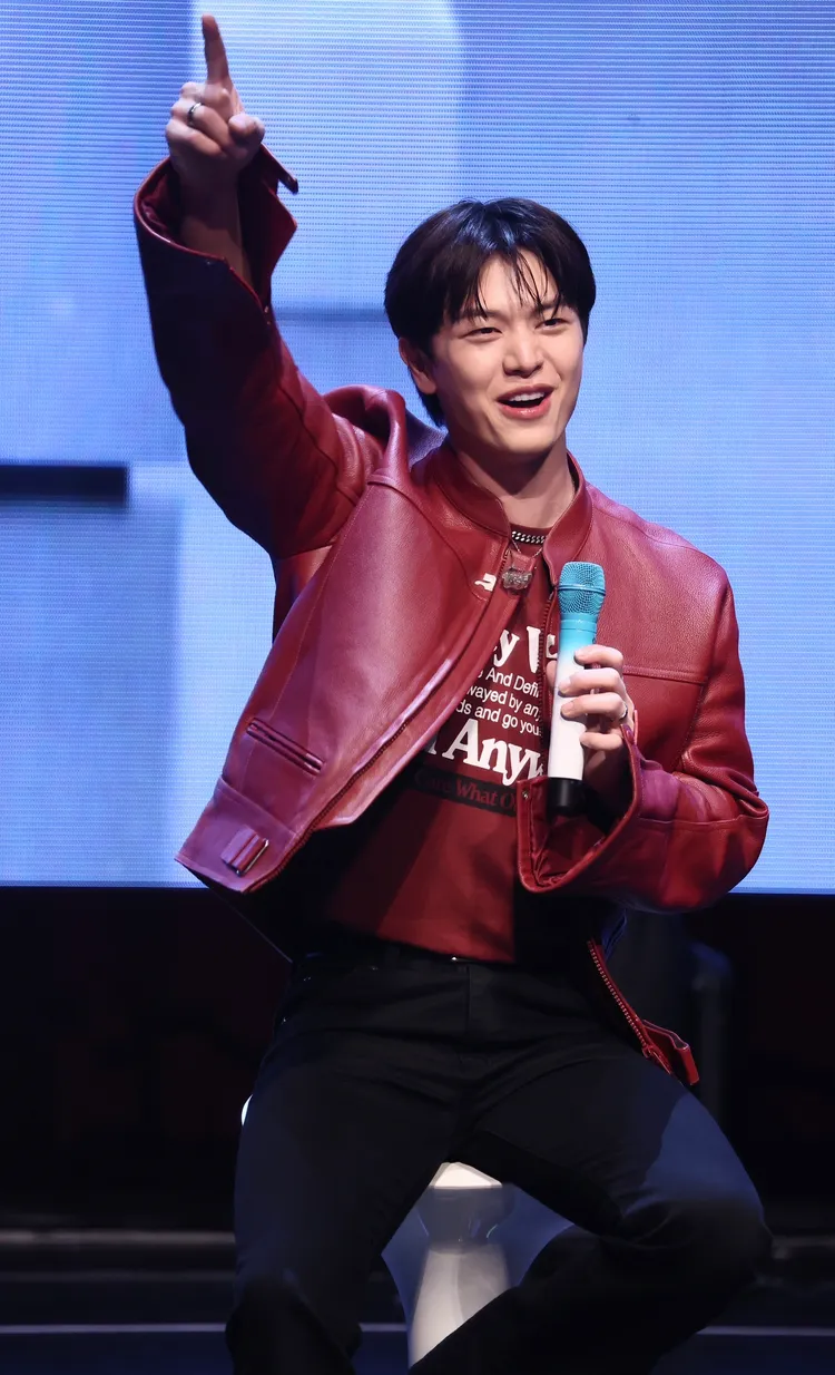 陸星材高舉右手非常嗨。彭欣偉攝