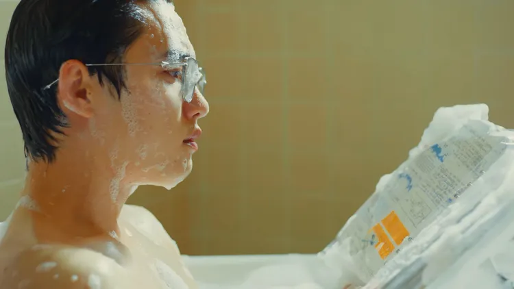 D.O.分享拍攝《Mars》MV半裸泡澡照幕後花絮。翻攝YouTube