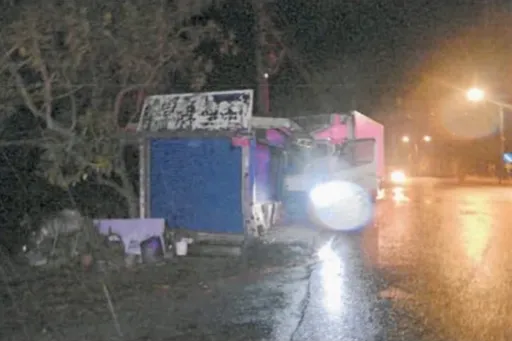 大貨車司機精神恍惚撞上路邊檳榔攤 警揪出他毒駕