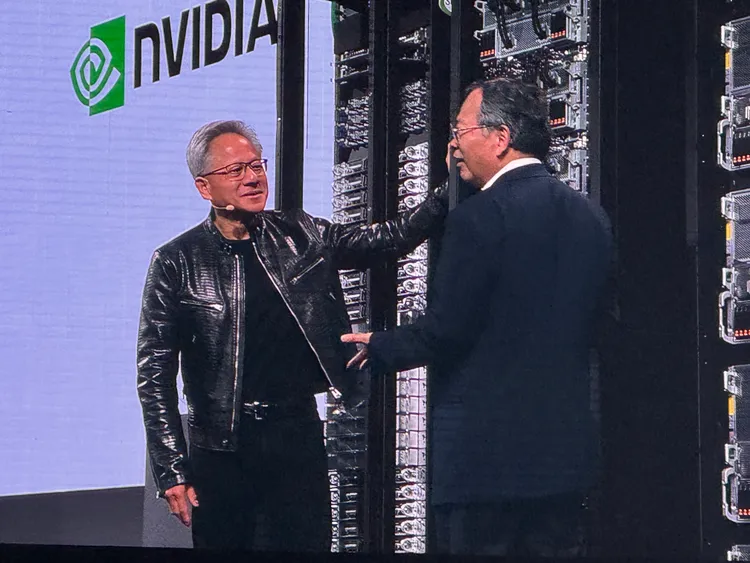 黃仁勳走到美超微的機櫃頻用台語稱讚。呂承哲攝