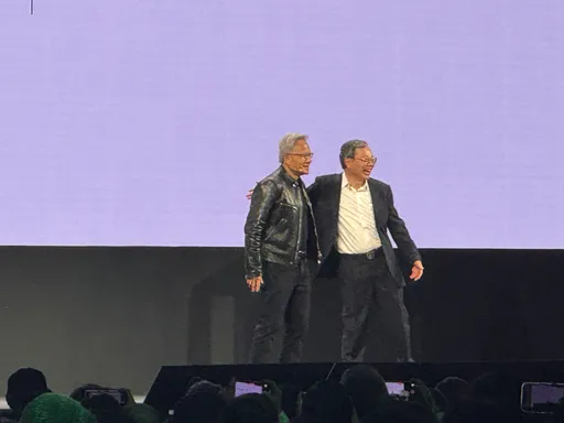 替美超微梁見後站台! 黃仁勳先為1事道歉、直喊機櫃「五告水」