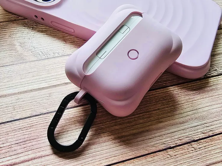 AirPods保護殼就連背後的按鈕位置也設計的很精準又好操作。趙筱文攝影。