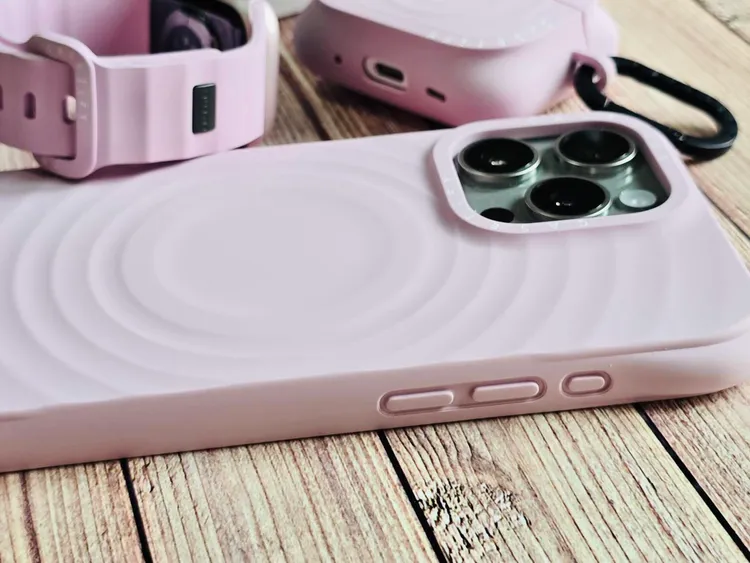 按鈕處也因為柔軟矽膠材質相當好按。趙筱文攝影。