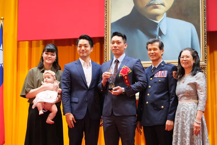 局長李西河與中正一分局偵查佐陳廷彥暨家屬合影。警方提供