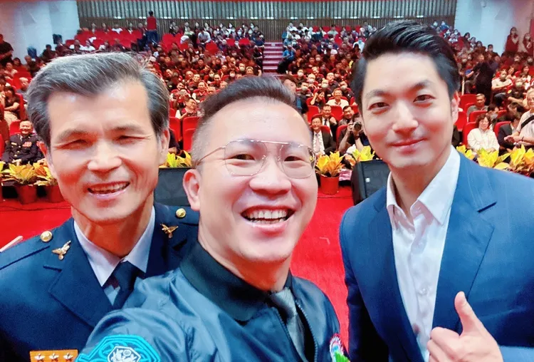 市長、局長與刑大科技偵查隊傅弘毅合影。警方提供