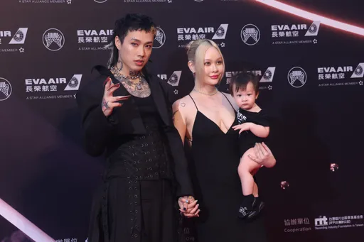 金曲紅毯|安迪帥兒入圍歌王 混血妻超低胸辣翻了!巨型雪乳險走光