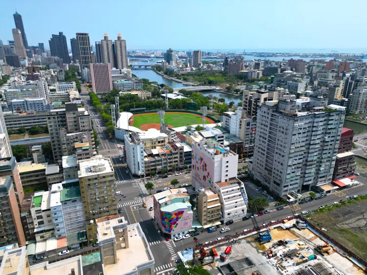 建案基地鄰近愛河且距離亞洲新灣區核心地段不遠，具備重大建設支撐。豐邑機構提供