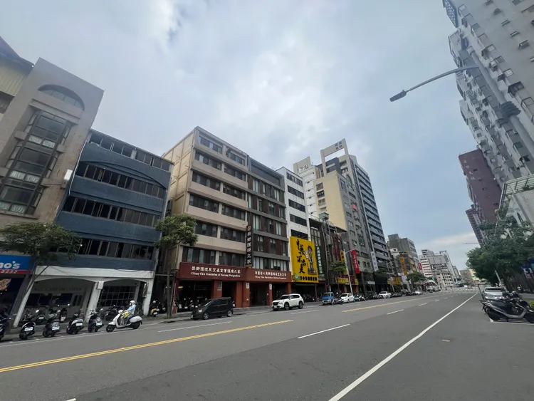 「豐邑TOP+」位於商業機能發達七賢愛河商圈。葉家銘攝