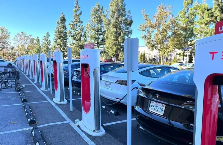 未來多元車種公共充電站服務建置，將能讓特斯拉及其他充電系統都能一起使用。中央社