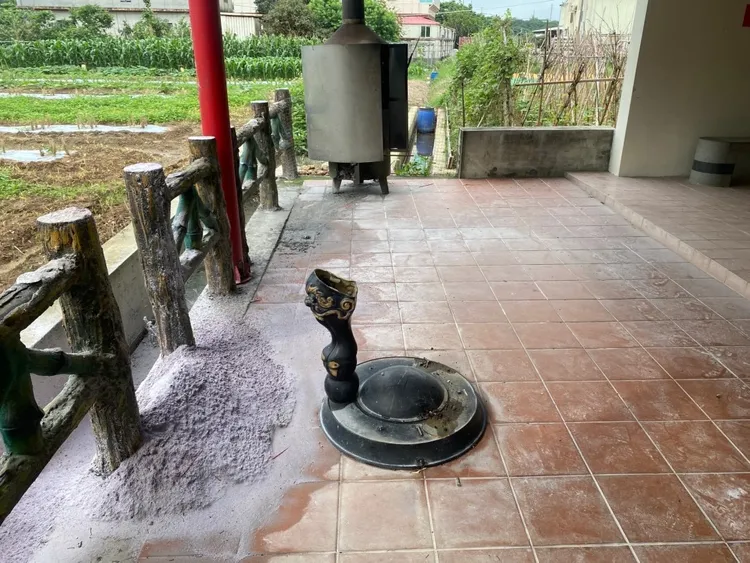 香爐被鋸斷一腳遭竊。新湖分局提供