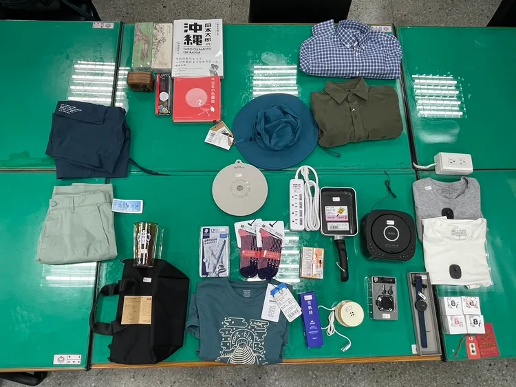 警方起出五花八門的贓物。信義警分局提供