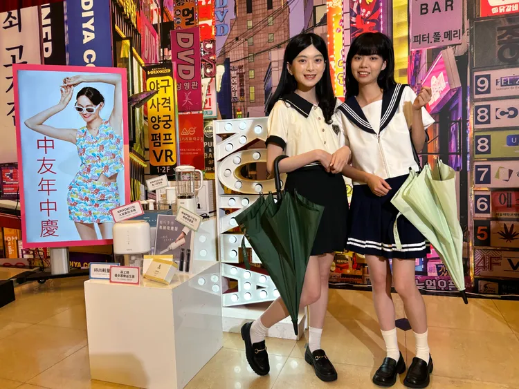 中友年中慶與知名雨傘品牌合作推出5000支採用寶特紗製作的「時尚輕量傘」。中友提供