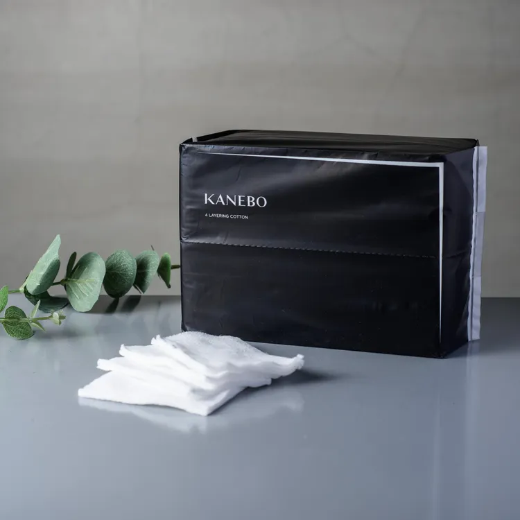 KANEBO美肌4層淨膚化妝棉，100片／330元。品牌提供