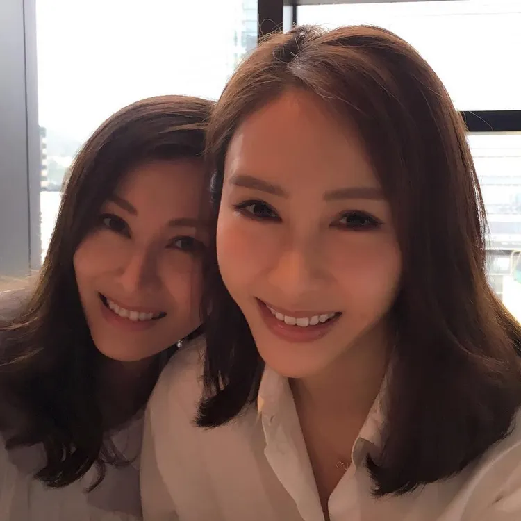 李嘉欣（左）在IG分享與好友黎姿（右）合照。翻攝《michele_monique_reis》的ＩＧ