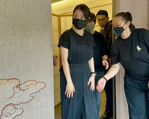 宽姐母丧|曾宝仪和男友现身致意 被问曾志伟动向这样回