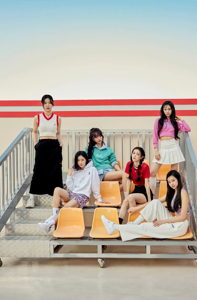 GENBLUE幻藍小熊左起Ayeon、XXIN、采甄、毓、許媛媛、Nico(右下) 高唱夏日浪漫純愛舞曲。ILA 提供