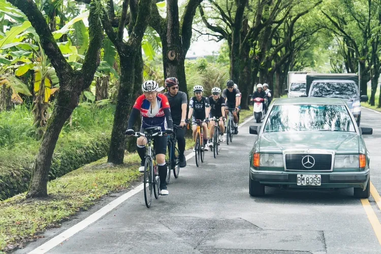 柯文哲帶團到花蓮騎單車振興觀光。照片取自名產店業者劉瑞祺臉書