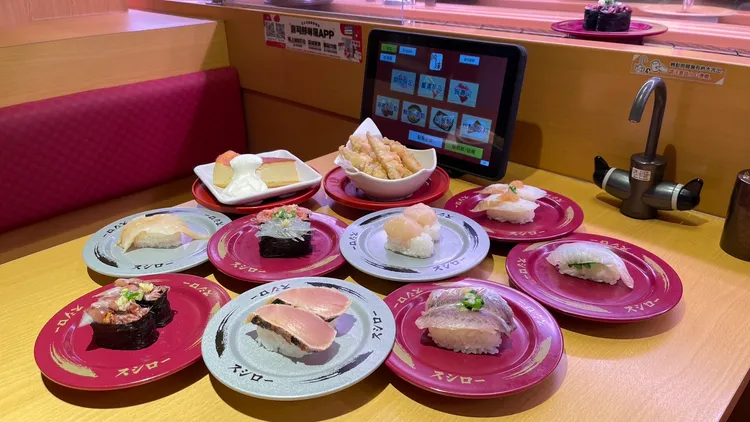 女大生把壁虎放在壽司郎醬料碟上拍照，引發軒然大波後衛生局也出面。業者提供