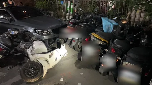 酒駕男拒檢硬闖林森北路巷弄 賓士沿路撞「15車+燈桿」這下慘了