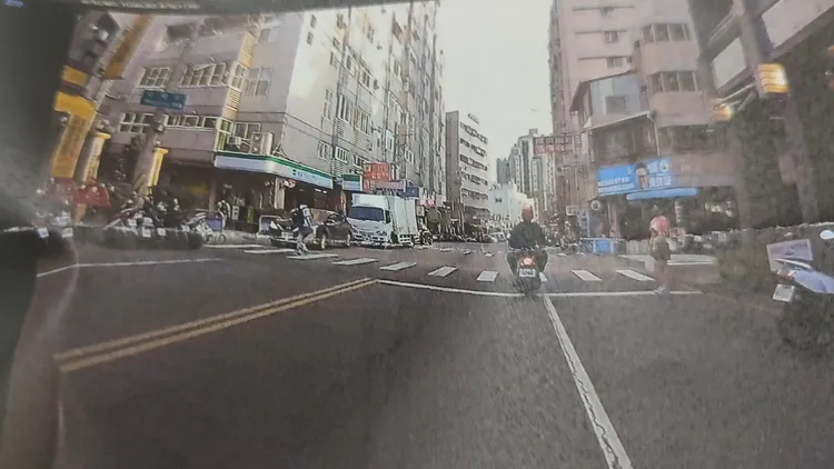 裁決處認為，機車前懸已進入行人穿越道，距離行人不足1個車道寬，違規事實明確。翻攝臉書