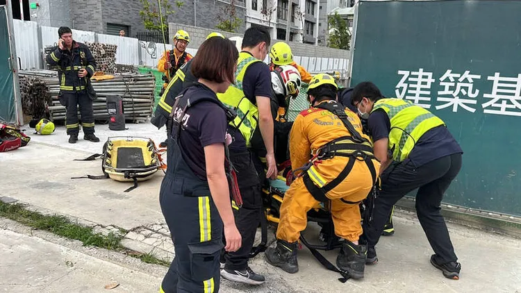 消防人員將受傷工人送醫。民眾提供