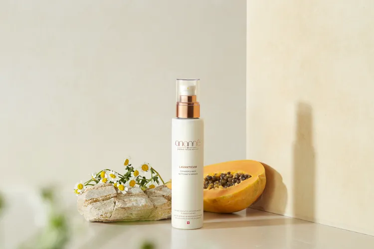 瞬效肌亮潔顏乳，150ml／1880元。品牌提供