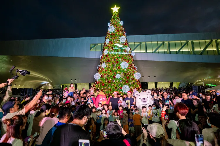 華友聯每年舉辦大型活動，凝聚社區向心力。華友聯提供
