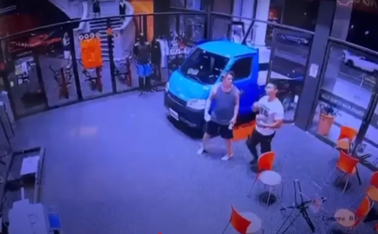 駕車衝撞成吉思汗的林姓男子（右），與副駕乘客許男。翻攝陳之漢YT