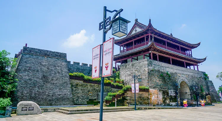 衢州市水亭門城牆倒塌前是當地民眾的人文生活中心。翻攝微博/衢州市水亭門城牆