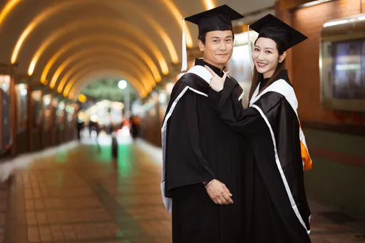 曾莞婷與王振復拿下世新大學碩士學位 同獲傑出表現獎
