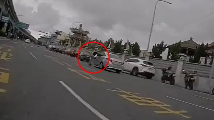 吳女穿越馬路時被車輛擦撞。翻攝自《記者爆料網》