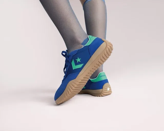 鞋款搭配焦糖色大底以及品牌Star Chevron星箭標誌。品牌提供