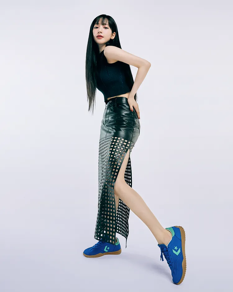 Karina換上黑色緊身背心以及同色系皮裙。品牌提供