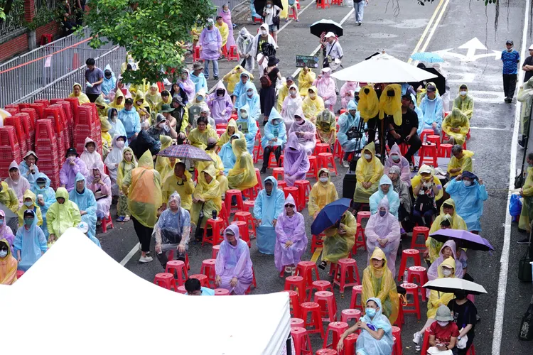 即使午後降下大雷雨，仍有民眾身穿雨衣，守在立法院外。記者莊宗達攝