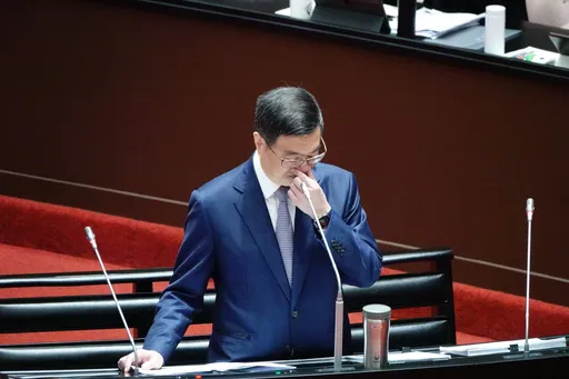 午後大雷雨「青鳥」仍守在立院外！卓榮泰嘆「非常於心不忍」