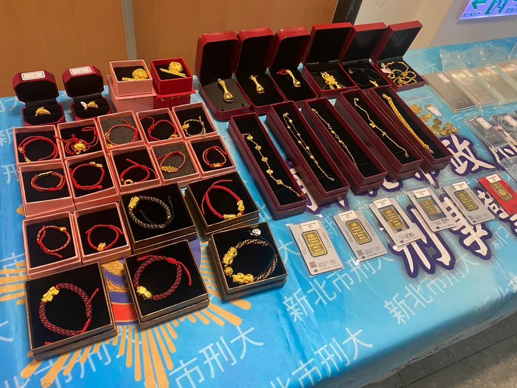 警方查扣銀樓內飾品。警方提供