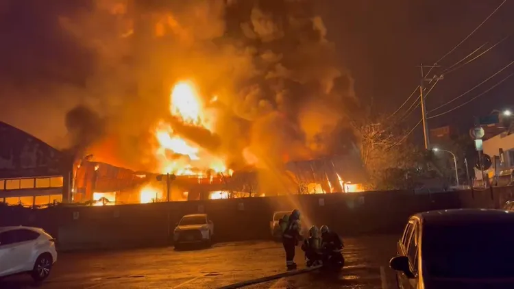 警消灌救中。桃園市消防局提供