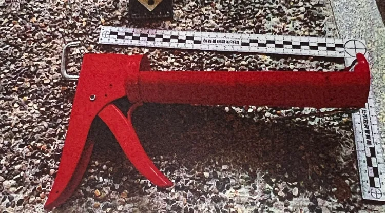 徐男工作用的矽利康槍成為打人凶器。翻攝畫面