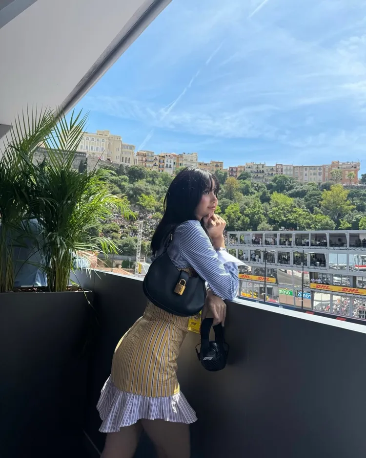 合身不緊身的剪裁讓Lisa大展好身材。翻攝Lisa IG