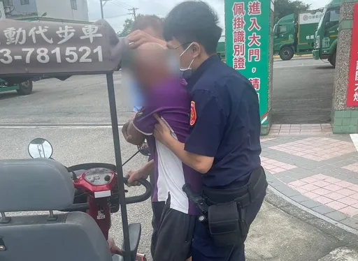 8旬老翁電動車拋錨 平鎮警援助平安返家