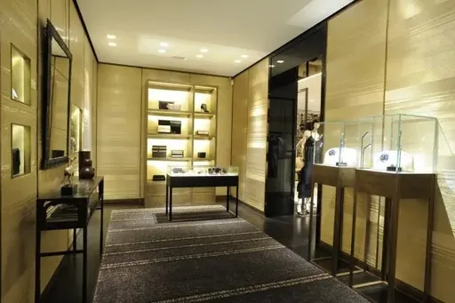 巴黎精品街再傳搶案!4嫌駕車衝撞香奈兒 洗劫後放火燒車逃逸