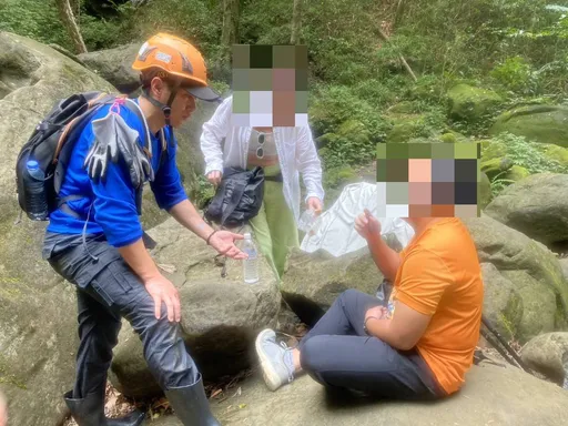泰國籍登山客瑞芳三貂嶺瀑布跌倒脫臼　消防人員緊急上山救援