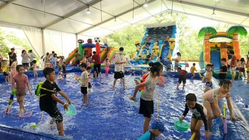 端午連假首日天氣放晴　埔心牧場上演迷你版潑水節