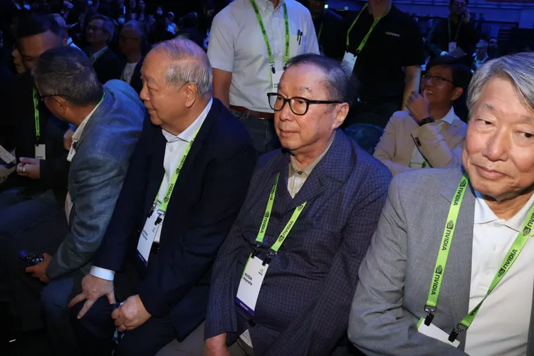 經濟部長郭智輝（前右1）、廣達董事長林百里（前右2）、廣達副董事長梁次震（前右3）。莊宗達攝影。