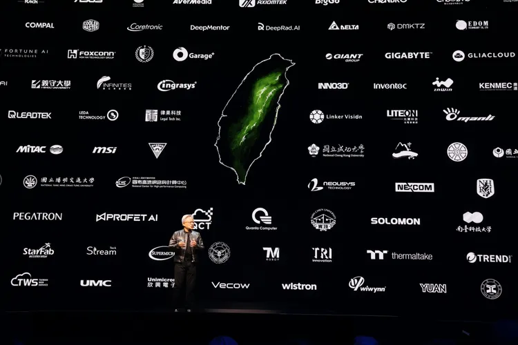 演講一開始便先秀出滿滿的台灣供應商與學校合作夥伴。莊宗達攝影。