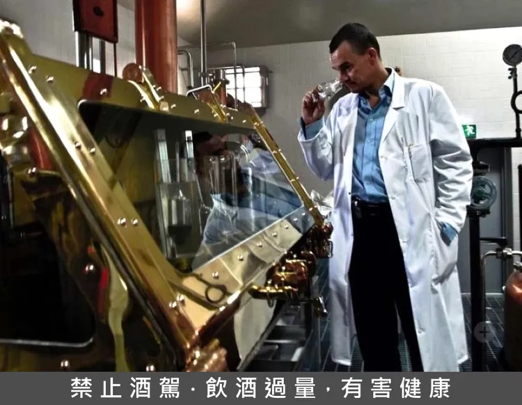 HVEN首席調酒師暨酒莊創辦人亨利·莫林 (Henric Molin)，結合科學實驗精神與對威士忌的熱愛，創立品牌。研發多款威士忌，屢獲世界大獎。業者提供